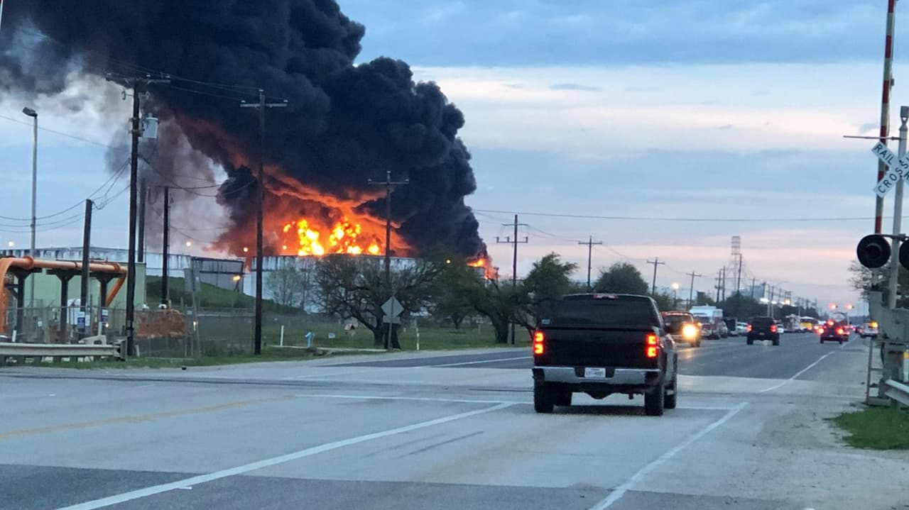 Desde que se inicio el siniestro, las autoridades locales emitieron una orden de resguardo en casa a los residentes de la ciudad de Deer Park. Esa orden fue cancelada este lunes por la mañana, a pesar de que el incendio es más grande.