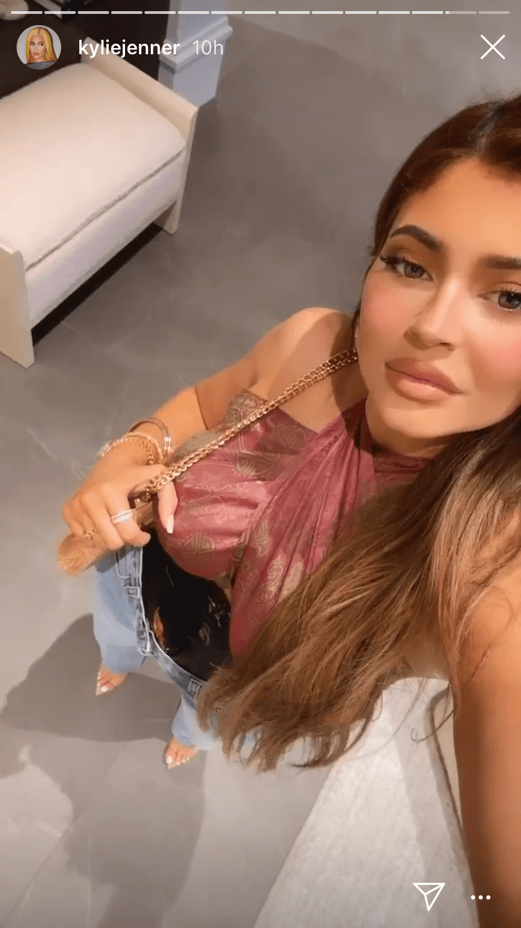 Kylie Jenner se fotografió antes de salir de casa, ahí presumió que para esta noche eligió elegantes zapatos transparentes en punta, con tacón de aguja.