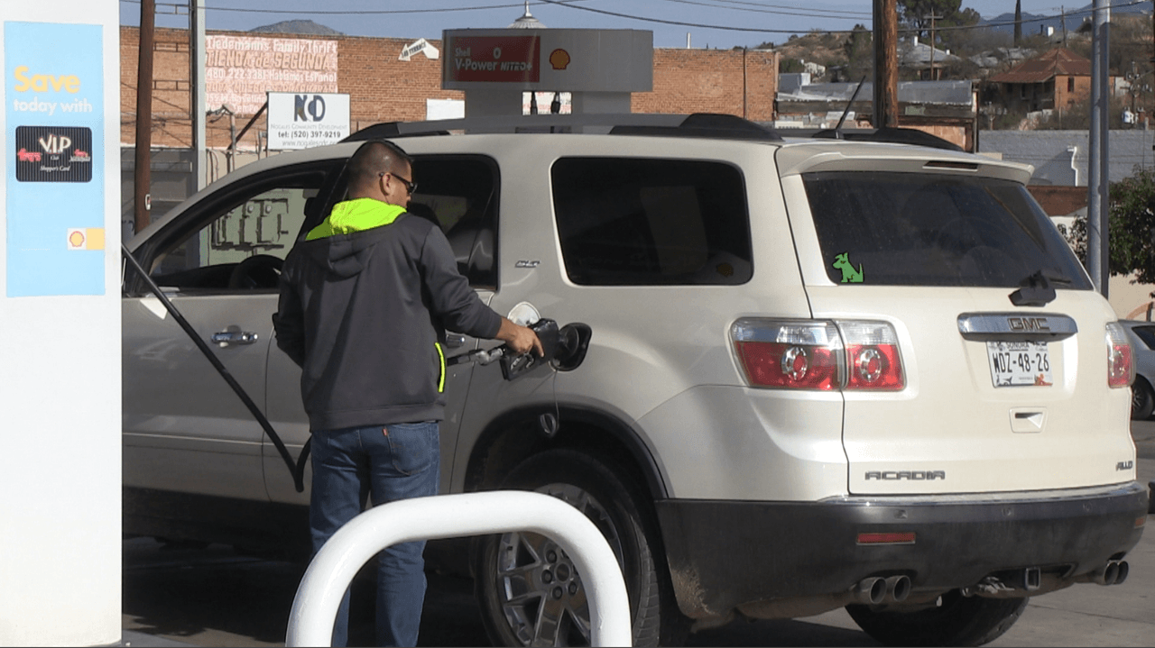 Un residente de Sonora compra gasolina en Nogales, Arizona.