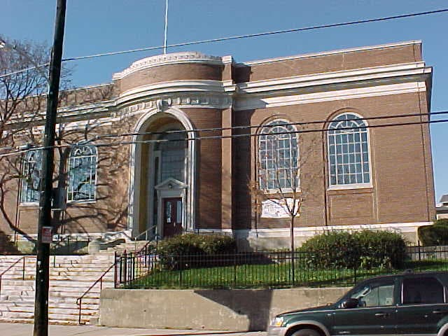<b>Haddington Library</b>
<br>446 North 65th Street
<br>Philadelphia, PA 19151-4003
<br>215-685-1970
<br>
<br>Ubicada en la cima de una colina, 
<a href="https://libwww.freelibrary.org/locations/haddington-library" target="_blank">la biblioteca</a> sirve a las comunidades de Haddington-Carroll Park y Overbrook-Morris Park. La sucursal Haddington de la Biblioteca Libre de Filadelfia abrió el 3 de diciembre de 1915. Albert Kelsey, un arquitecto que presidió el comité para desarrollar Benjamin Franklin Parkway, diseñó el edificio. La biblioteca fue renovada en 2001.
<br>