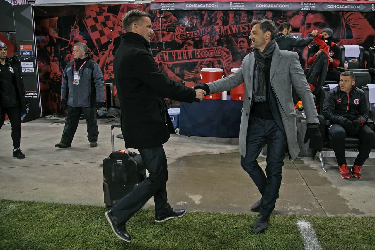 Saludo protocolario entre Jesse Marsch y Diego Cocca, entrenadores en este partido de la Liga de Campeones.