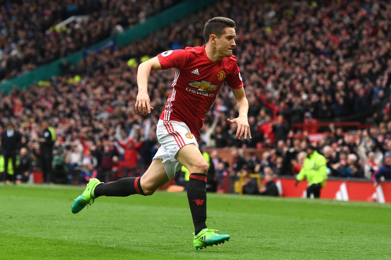 Uno de los nombres que suena fuerte para Barcelona es el del español Ander Herrera, campeón de Europa League con Manchester United. El volante y el técnico se han expresado admiración mutua por lo que es uno de los más sonados para el culé.