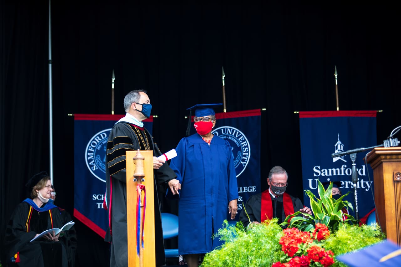 Vivian Cunningham, la mujer de 78 años durante su graduación del 8 de mayo de 2021 en la Universidad de Samford.
<br>