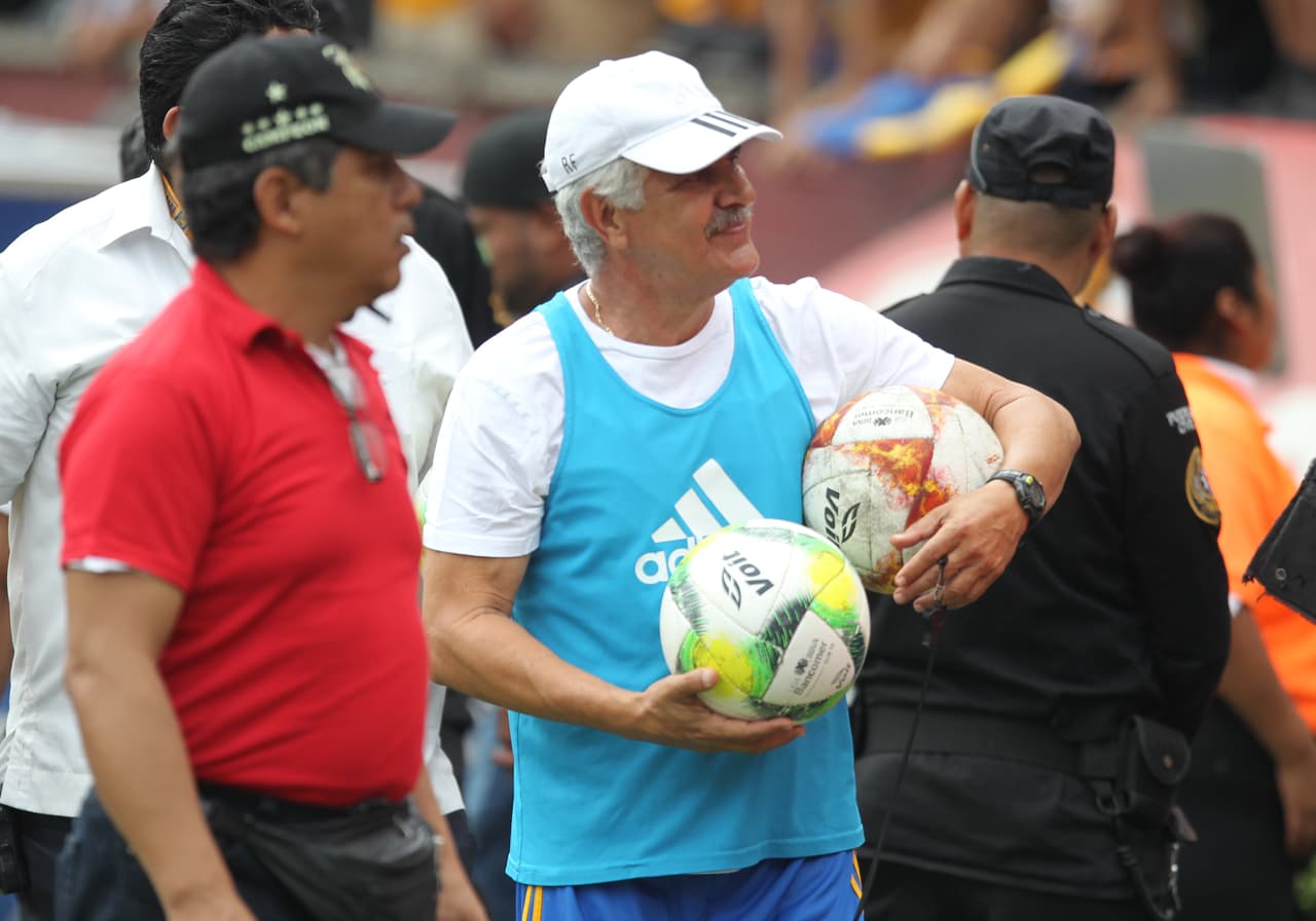 El técnico Ricardo Ferreti compartió con los fanáticos de Tigres en el 'Volcán'.