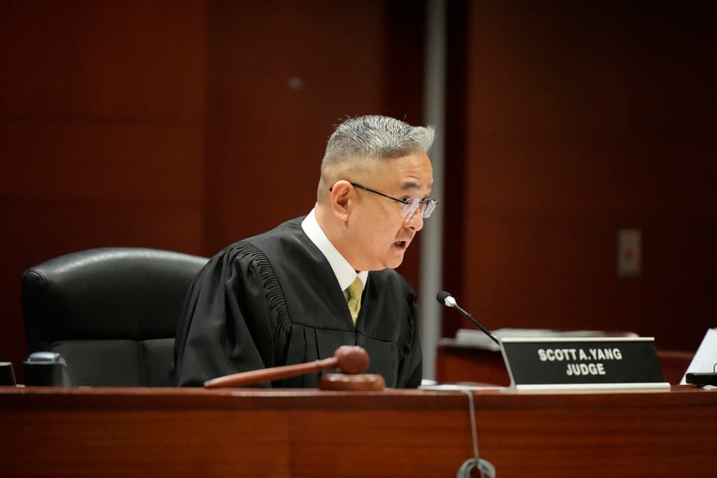 El
<b> juez Scott A. Yang</b> aceptó las declaraciones de Salazar y citó a las partes nuevamente para el 
<b>7 de noviembre.</b>