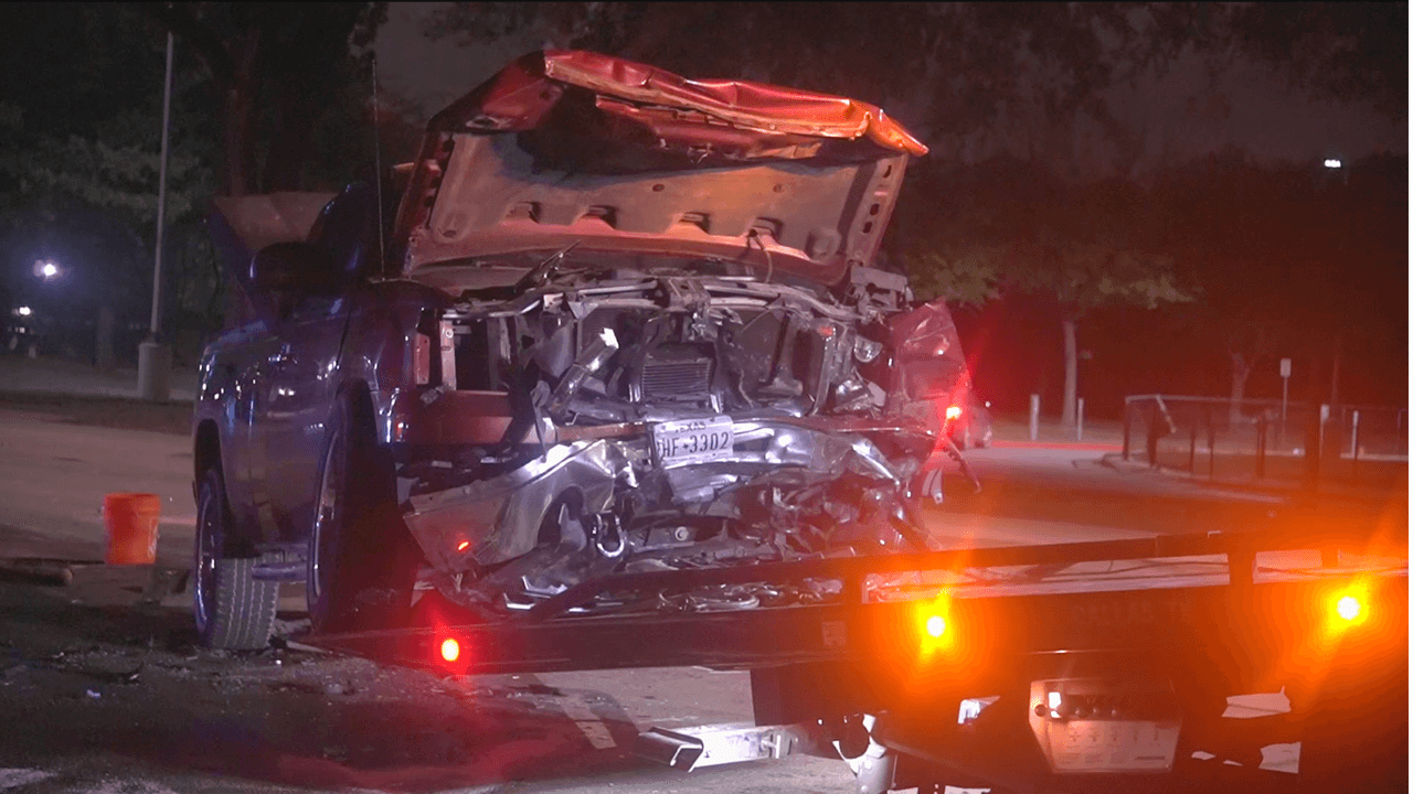 La camioneta pick-up, del presunto sospechoso, quedó con severos destrozos, mismos que para los testigos que Univisión entrevistó eran muy fuertes y temían que causaran un incendio en el vehículo donde estaban los jóvenes.