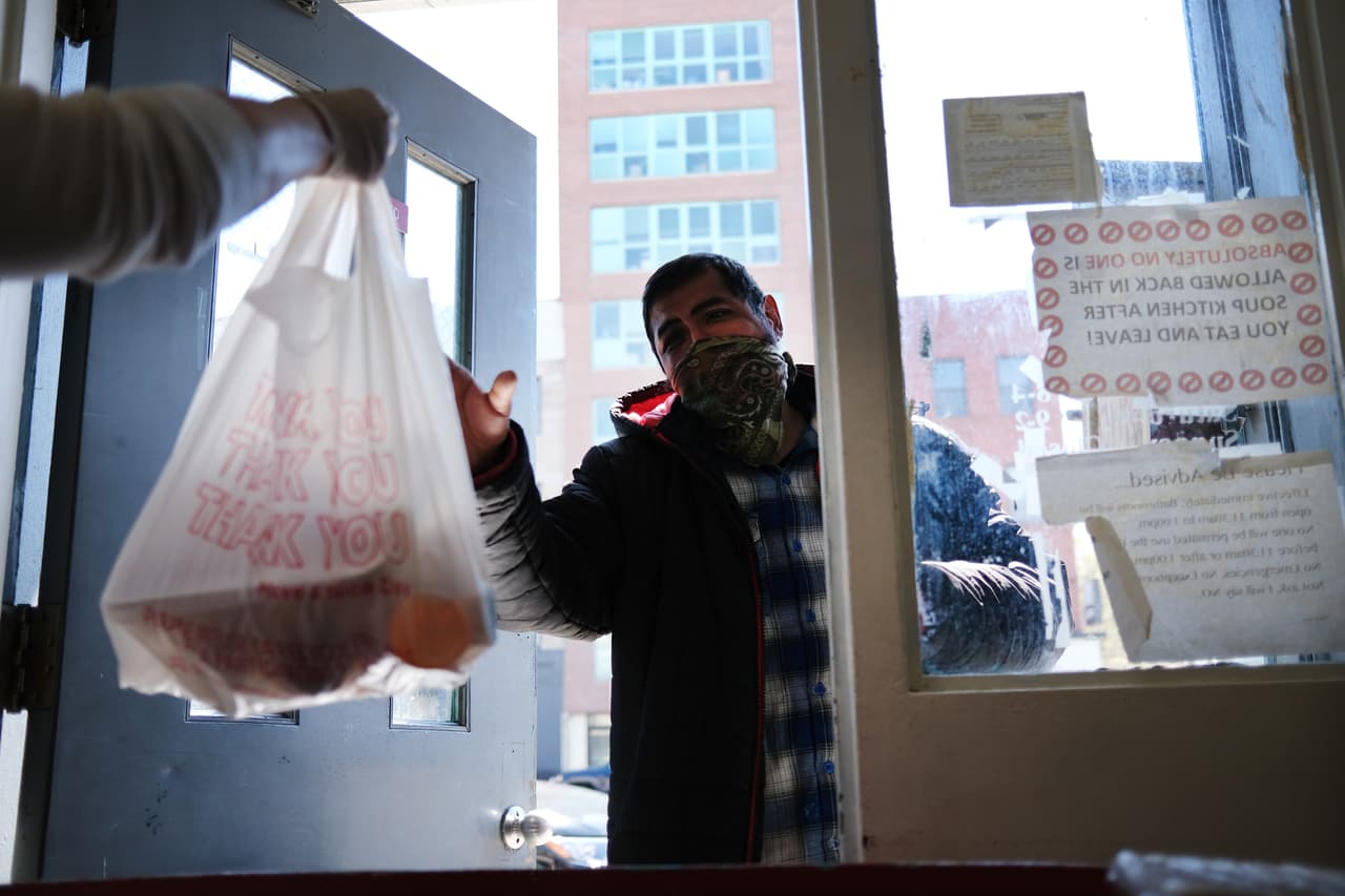 El fuerte golpe económico del covid-19 para los latinos en EEUU y América Latina