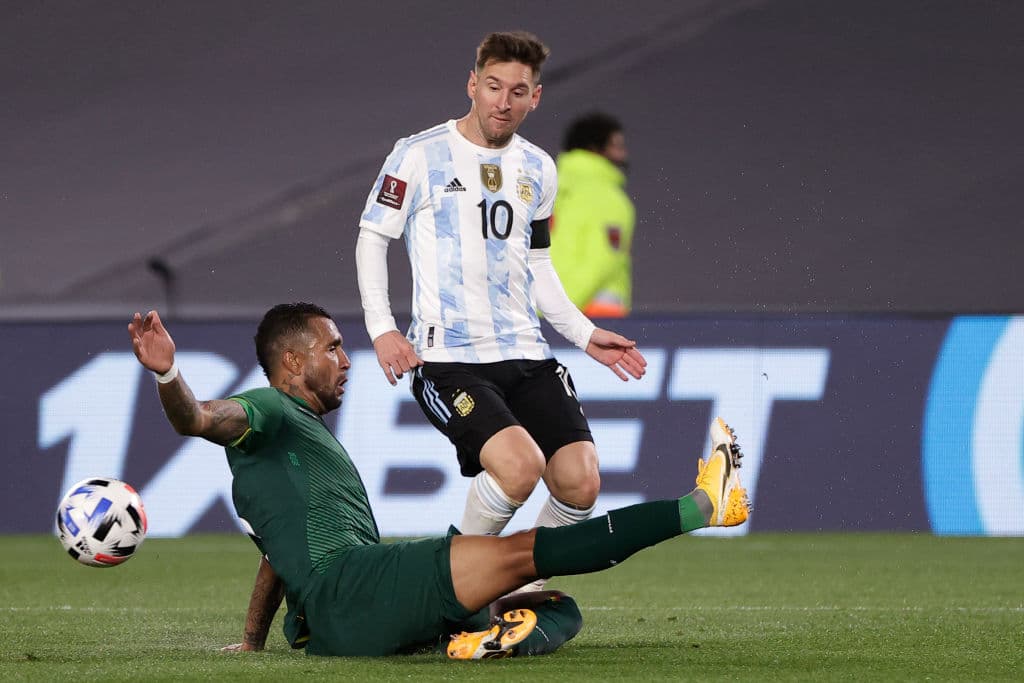 Con un asombroso hat trick de Lionel Messi, Argentina golea 3-0 a Bolivia y se sitúan en la segunda plaza de manera solitaria.