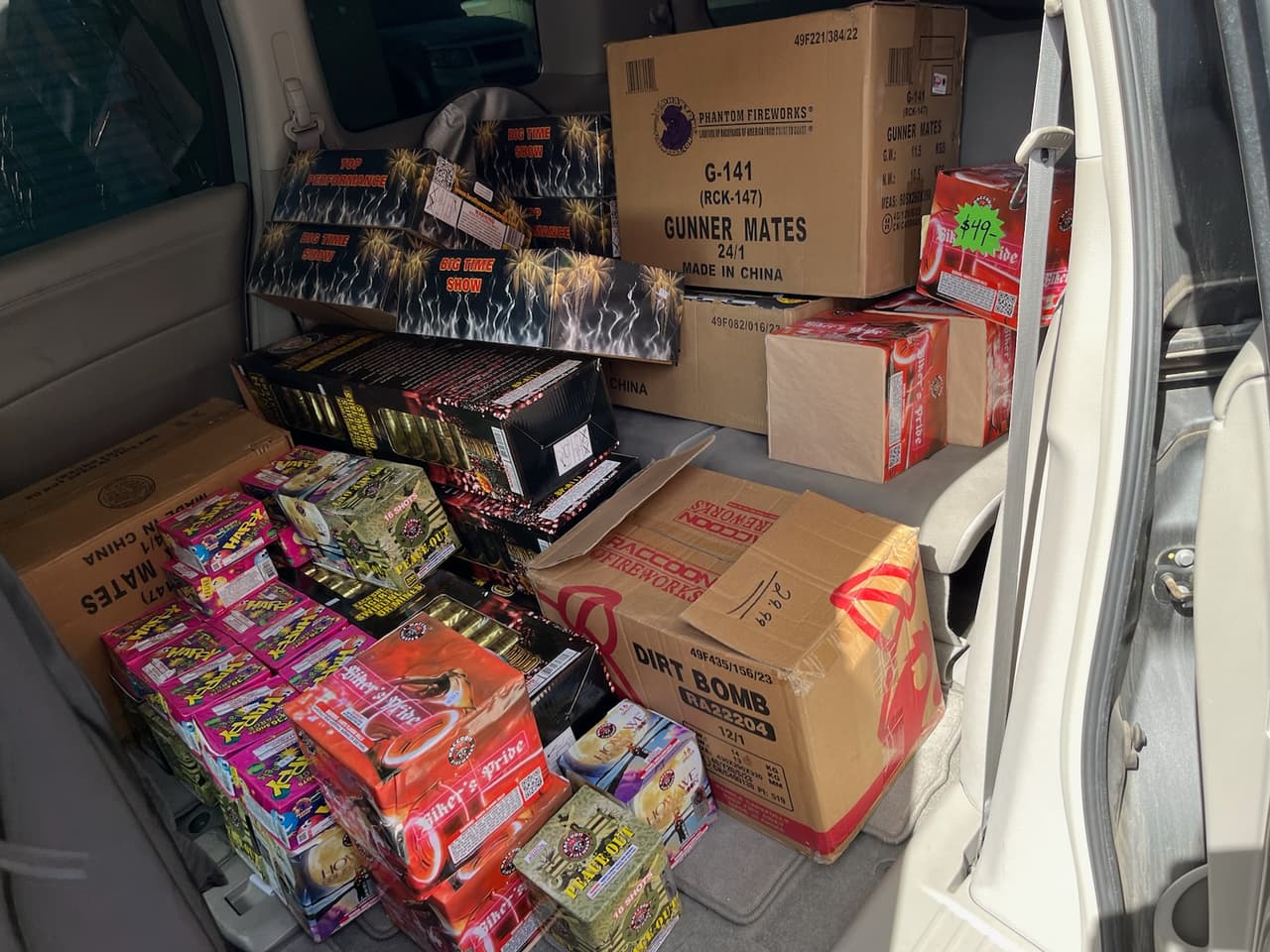 Los cientos de fuegos artificiales confiscados alcanzaron para llenar la caja de hasta cuatro camionetas, según reveló la policía de Glendale.