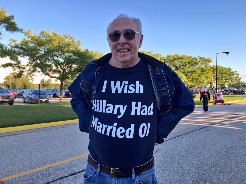 Este votante profesa en su camiseta: "Desearía que Hillary se hubiera casado con OJ", el mensaje hace alusión al jugador de fútbol americano OJ Simpson quien fue acusado de asesinar a su mujer Nicole Simpson. Aunque el deportista fue declarado inocente, esta prenda parece sugerir que a Hillary le desean el mismo destino que tuvo Nicole. 
<a href="https://twitter.com/dominicholden/status/781269489400815616/photo/1?ref_src=twsrc%5Etfw">@dominicholden</a>