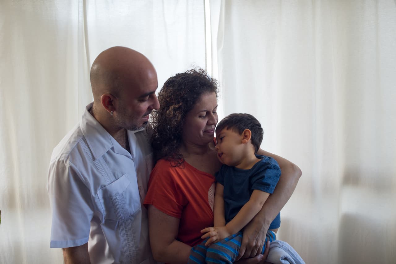 La odisea de una familia para sacar adelante a su hijo con una enfermedad cerebral rara en Venezuela