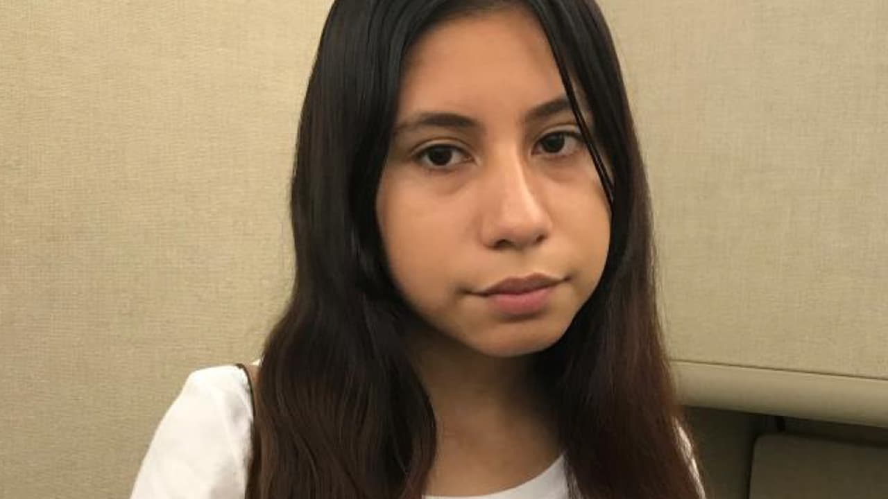 Buscan a adolescente hispana que fue vista por última vez al salir de un centro de CPS