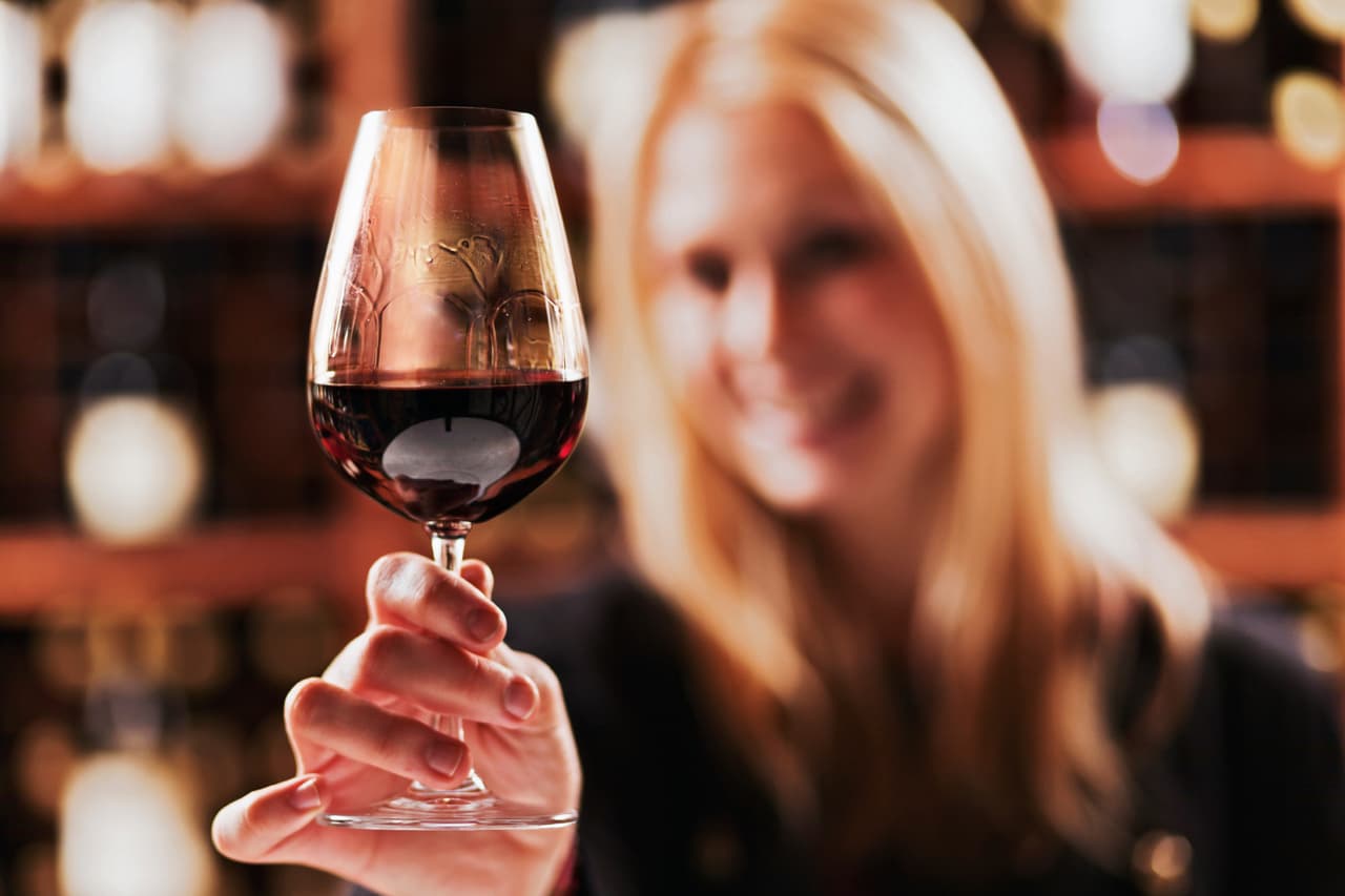 Es por eso que a manera de celebración por el día de las madres, te decimos cómo conocer un buen vino rojo y también cómo combinarlo, según su sabor y tiempo de añejamiento.