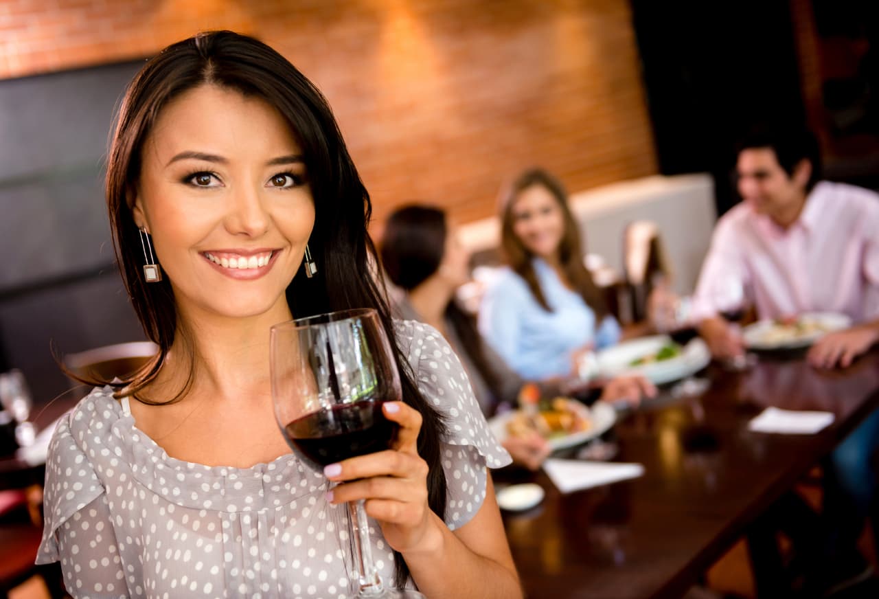 Ahora sí, disfruta una tarde entre amigos como una verdadera conocedora de los vinos, con qué combinarlos y sobre todo, teniendo claro que lo más importante es acompañarlo con la gente que amas.