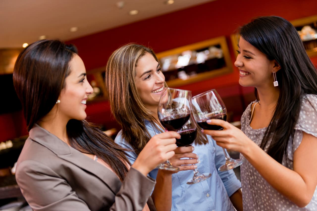 Disfrutar de un buen vino es una de las cosas más placenteras, sobretodo cuando se marida con una excelente compañía y un buen quesito que le contraste.
<br>