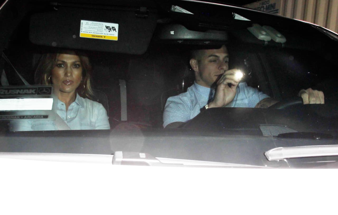 En agosto de 2015, el bailarín y la artista fueron sorprendidos saliendo del restaurante Craig's, en West Hollywood, California.