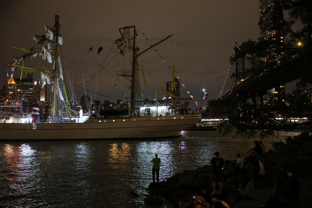 Cuando ocurrió el choque, había autos transitando por el puente de Brooklyn, una estructura icónica de la ciudad de Nueva York, inaugurada en el 1883. No se reportó ningún daño a los conductores, pero se cerró el tránsito en la zona mientras las autoridades resolvían la emergencia con el Cuauhtémoc.