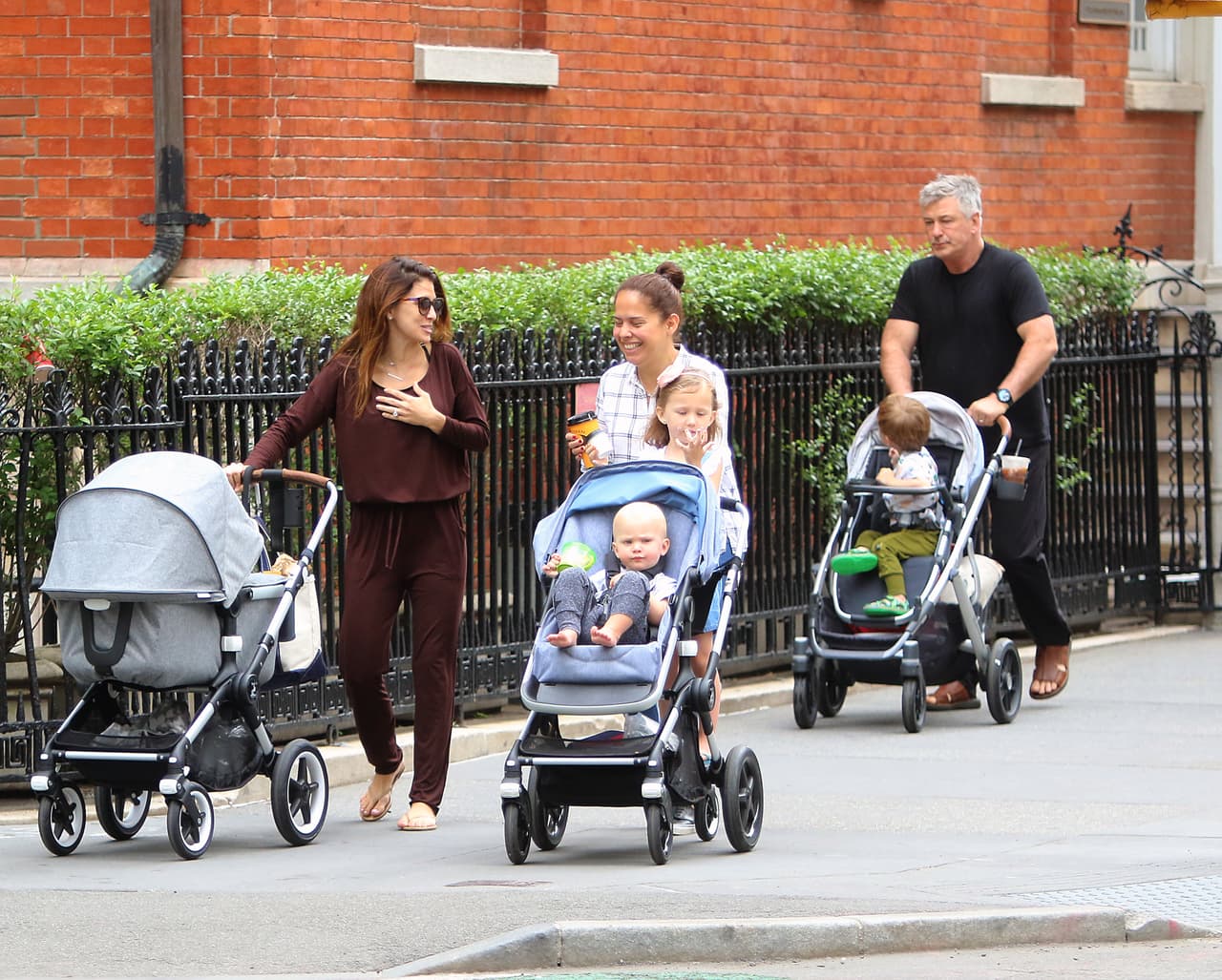 Ante el momento que ahora está pasando con su quinto embarazo, Hilaria expresó que se siente muy protegida por su 
<a href="https://www.univision.com/entretenimiento/bebes-famosos/hilaria-baldwin-creen-que-soy-la-ninera-de-mis-hijos-porque-les-hablo-en-espanol" target="_blank">familia</a>.