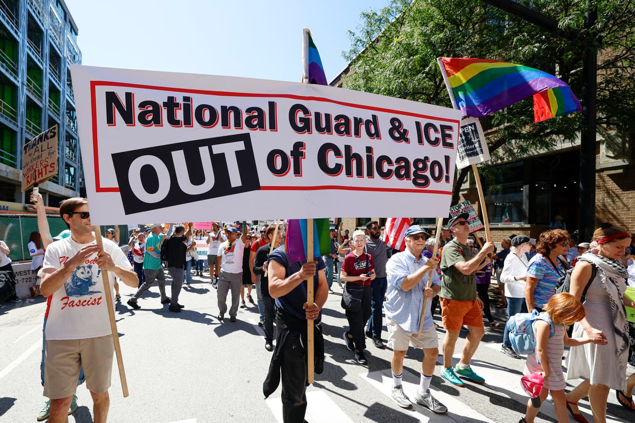 Dania, una profesora de Chicago, compartió su preocupación por sus alumnos latinos.
<br>“Mis estudiantes 
<b>tienen miedo,</b> y marchamos para mostrar que no apoyamos a Trump”. Explicó que muchos de ellos temen por sus familias debido a las políticas migratorias.