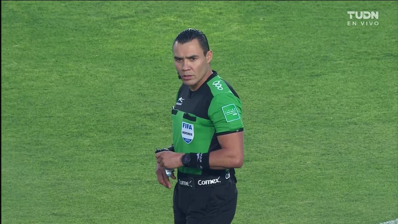 Arranca el partido y la pelota está en juego.