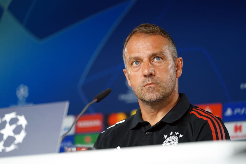 Hansi, por otro lado, se encuentra cerca de obtener un triplete en su carrera: la Bundesliga, la Copa y la Champions League. El segundo para el Bayern en su historia.