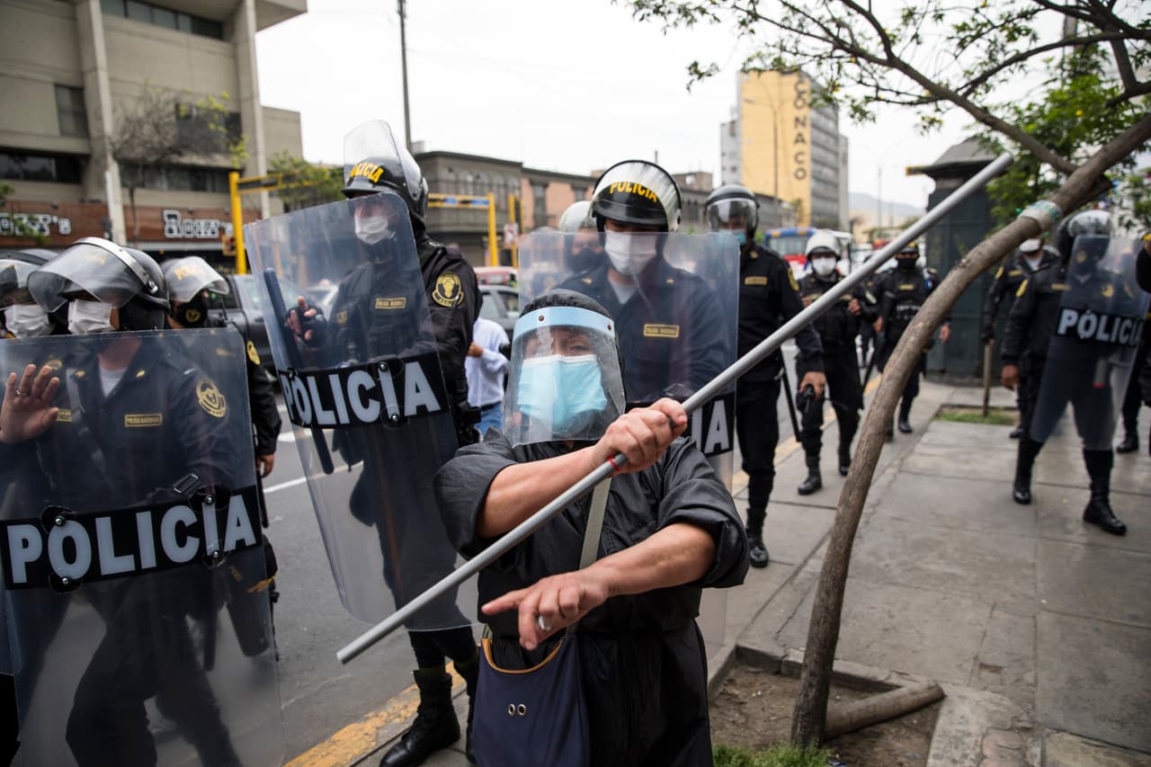 Uno de los manifestantes corea consignas a favor del mandatario, protegido también para evitar mayor propagación del coronavirus. Previo a la sesión en el Congreso,
<b> Vizcarra negó de manera categórica las acusaciones en su contra, al asegurar que "no he cobrado soborno alguno". </b>
<br>