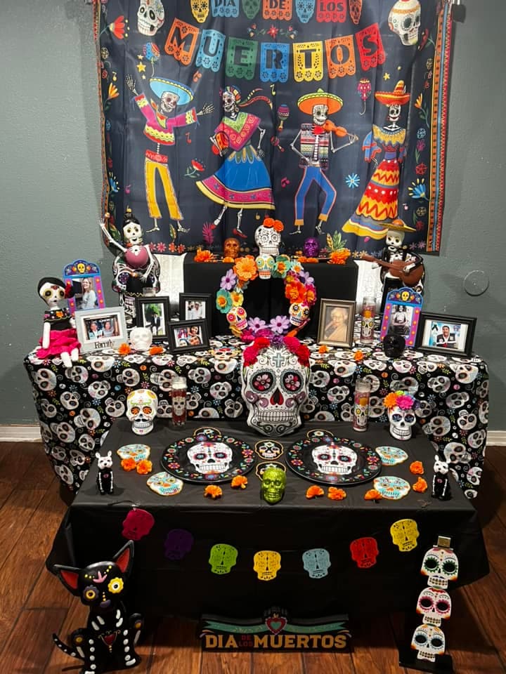 María Rosales nos comparte este altar de muertos con muchas catrinas y calaveras y al centro las fotos de sus familiares.