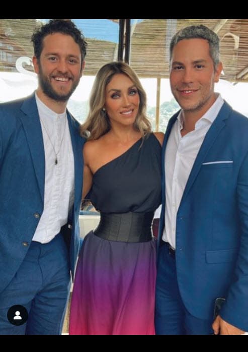 Christián Chávez fue el primero en revelar el misterio al publicar esta imagen junto a Christopher Uckermann y Anahí: "Celebrando aquí el
<b> reencuentro… de almas</b>", escribió para acompañar la imagen en la que se les ve vestidos de manera formal. 
<br>