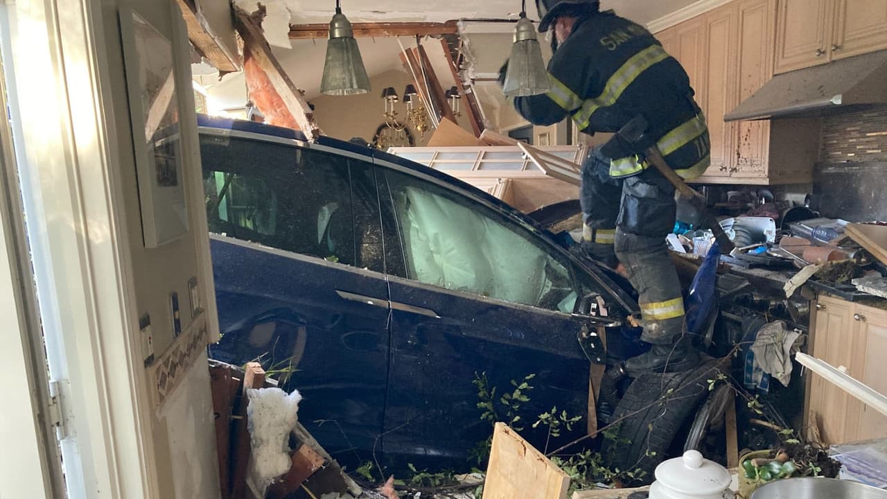 Meredith Donado, una de las residentes, comentó que su hermana recibió una alerta de seguridad sobre una intrusión en la casa, solo para descubrir que era el Tesla que había colisionado. Donado expresó su alivio de que nadie resultó herido y enfatizó que, aunque hay daños materiales, al final del día, son solo cosas.