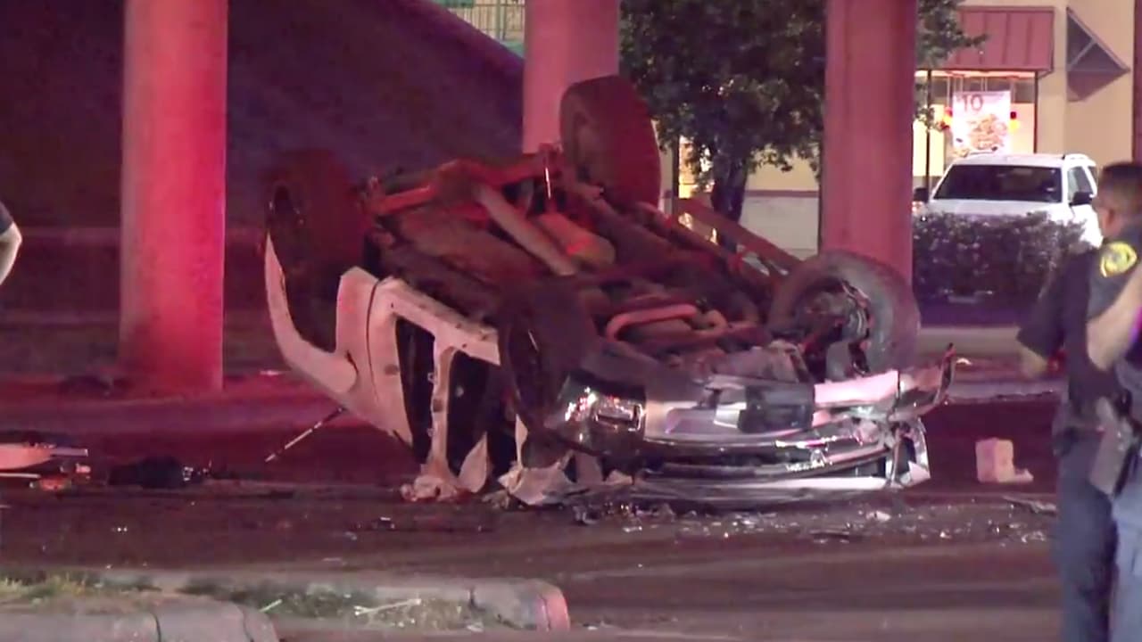 Uno de los vehículos que participaron en este accidente, se incendio, pero el conductor logró salir a tiempo y no le pasó nada.