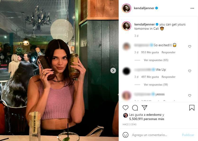 Mientras en su cuenta de Instagram la hermana de Kim Kardashian solo ha recibido felicitaciones, en el perfil de la marca de tequila ha sido duramente criticada.