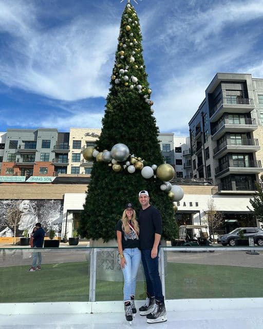 <b><a href="https://www.redhatamphitheater.com/the-rink">THE RINK presented by UNC Health at Red Hat Amphitheater (Hasta el 16 de enero)</a></b>. Disfruta de la emoción del patinaje sobre hielo en un pueblo invernal creado en el corazón del centro de Raleigh. THE RINK cuenta con una pista de patinaje sobre hielo natural con impresionantes vistas del horizonte del centro de Raleigh, acogedoras estaciones de descanso con calentadores de calor y fogatas, un snack bar, juegos, oportunidades para tomar fotografías y más.