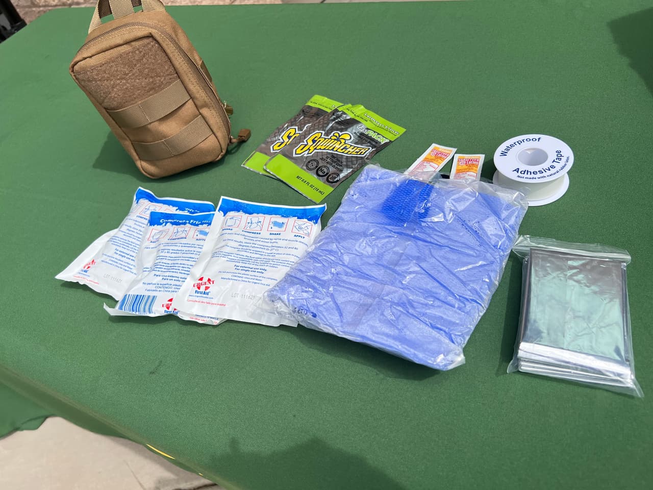 Este es el kit para el calor que portarán los agentes, pesa alrededor de 3 libras.