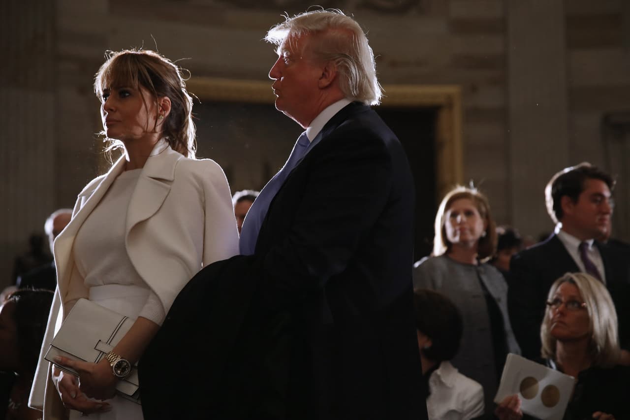 Llevar sus abrigos sobre los hombros es uno de esos ademanes que Melania Trump ha adoptado con más frecuencia desde que su marido es candidato presidencial. Una forma clara de hacerse más elegante y de hacer visibles esos costosos abrigos de hombreras que siempre aportan edad y seriedad. Si llega a ser Primera Dama, esa será una clara diferencia con Michelle Obama, los precios inconfesables de sus atuendos.