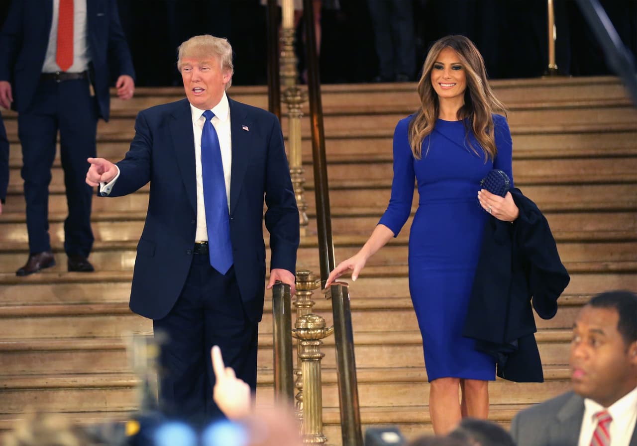 En otros debates, como el llevado a cabo en Michigan el pasado marzo 3, Melania optó por una dirección clara en su vestir: llevar colores emblemáticos de la política estadounidense como el azul y el rojo encendido. Elegir un elegante vestido azul petróleo, de mangas tres cuartos y largo Chanel, era una clara coordinación con la corbata de su marido.