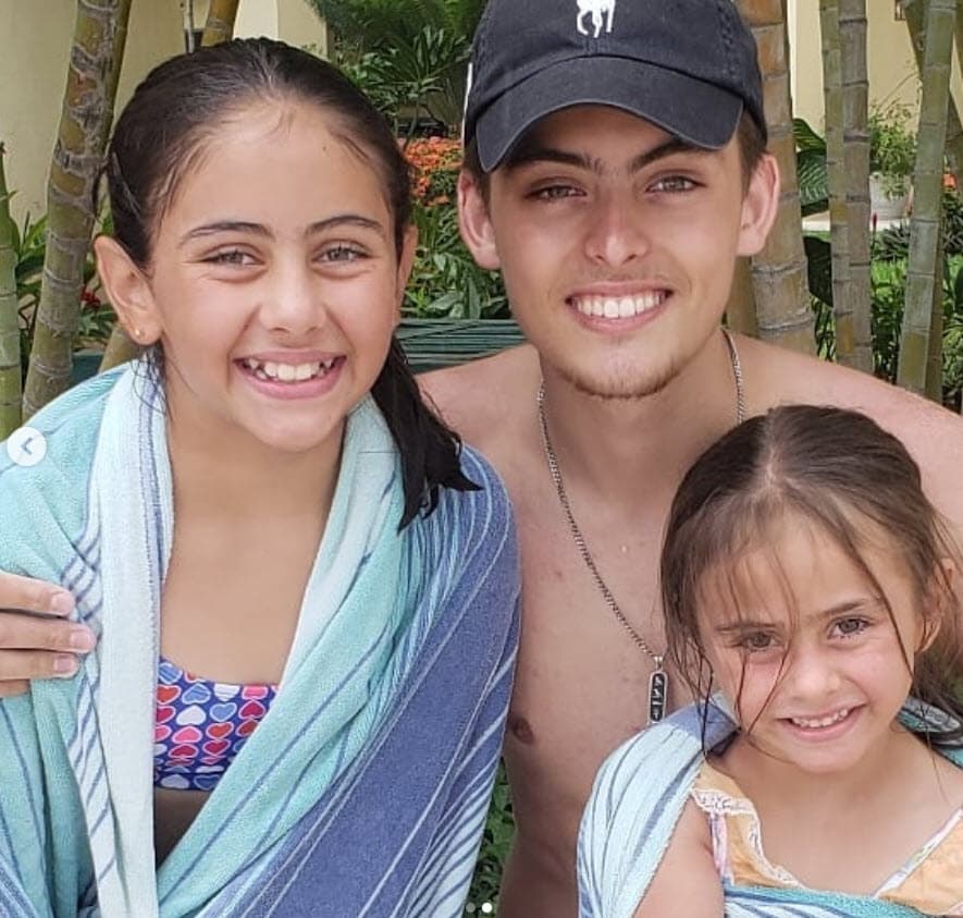 Además de Emiliano, la potosina 
<b><a href="https://www.univision.com/entretenimiento/celebridades/asi-han-crecido-los-hijos-de-ana-barbara-incluidos-los-de-mariana-levy-fotos" target="_blank">es madre de cuatro hijos más</a></b>. De los cinco, solo tres de ellos son biológicos. 
<br>