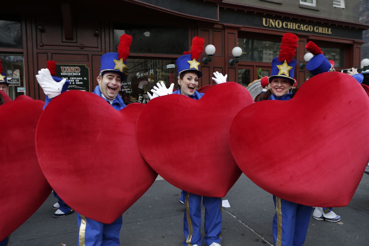 Los participantes de la parada posan para ser fotografiados.
