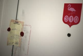 El departamento del sospechoso, después de ser registrado por las autoridades.