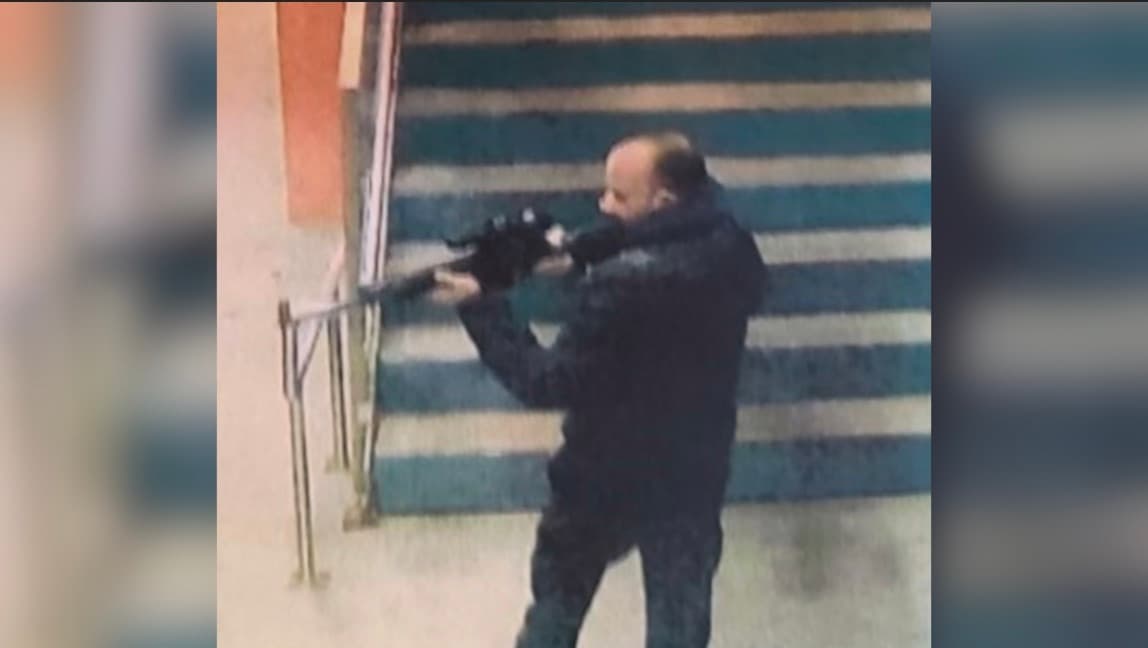 El hombre que habría sacado un rifle y disparado en plena plataforma de Metra se entrega a las autoridades