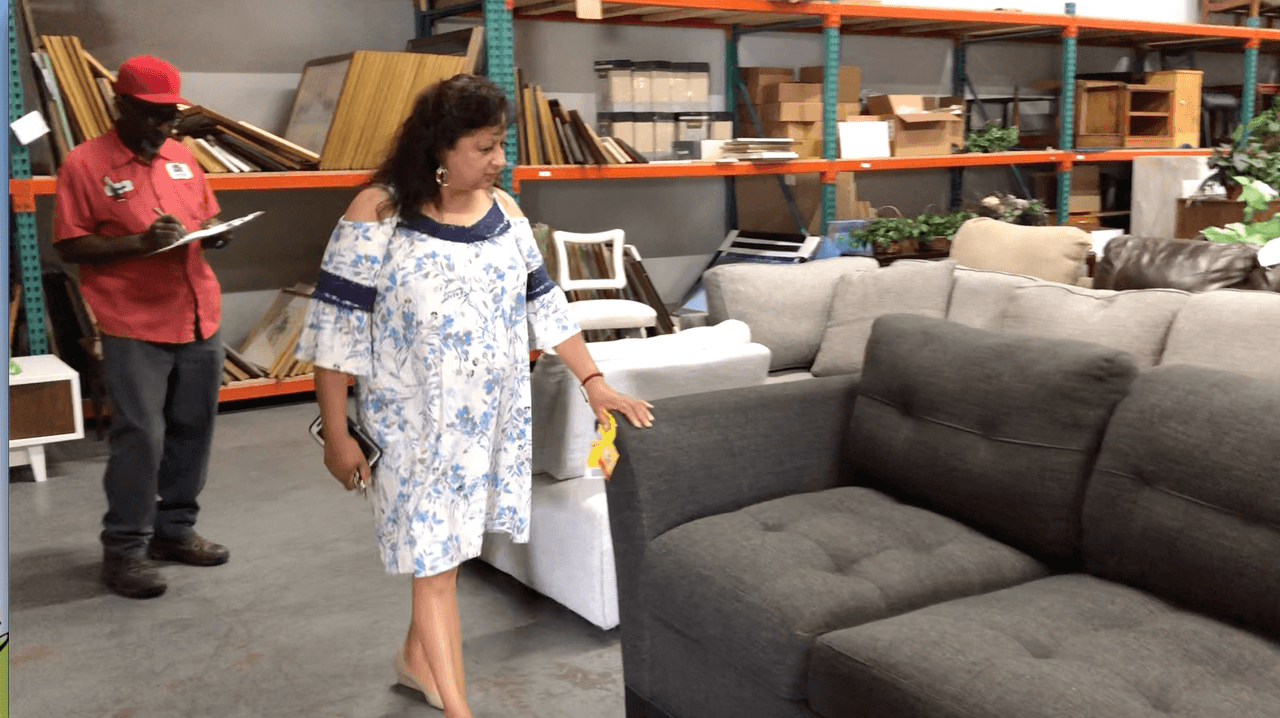 Verónica Luna quien es madre soltera vive en condiciones muy difíciles. Trabaja limpiando casas y haciendo comidas entre otras cosas para mantener a sus hijos, tres de ellos con necesidades especiales.