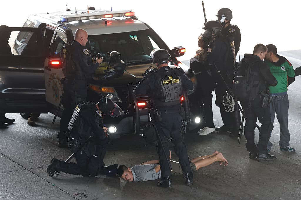 En la autopista 101 de Los Ángeles, fueron varios los manifestantes detenidos este domingo.