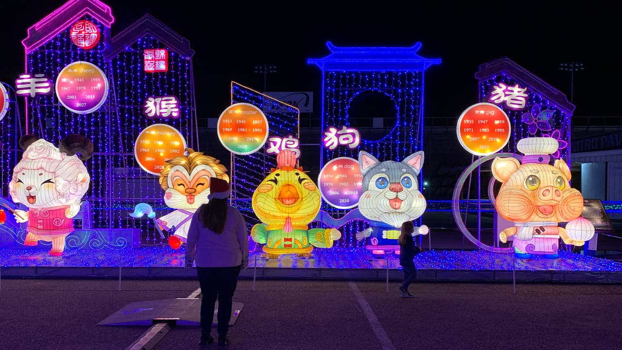 El antiguo arte tradicional de la porcelana china y las culturas asiáticas se exhiben de una manera impresionante en 
<b>Explore Asia.</b>