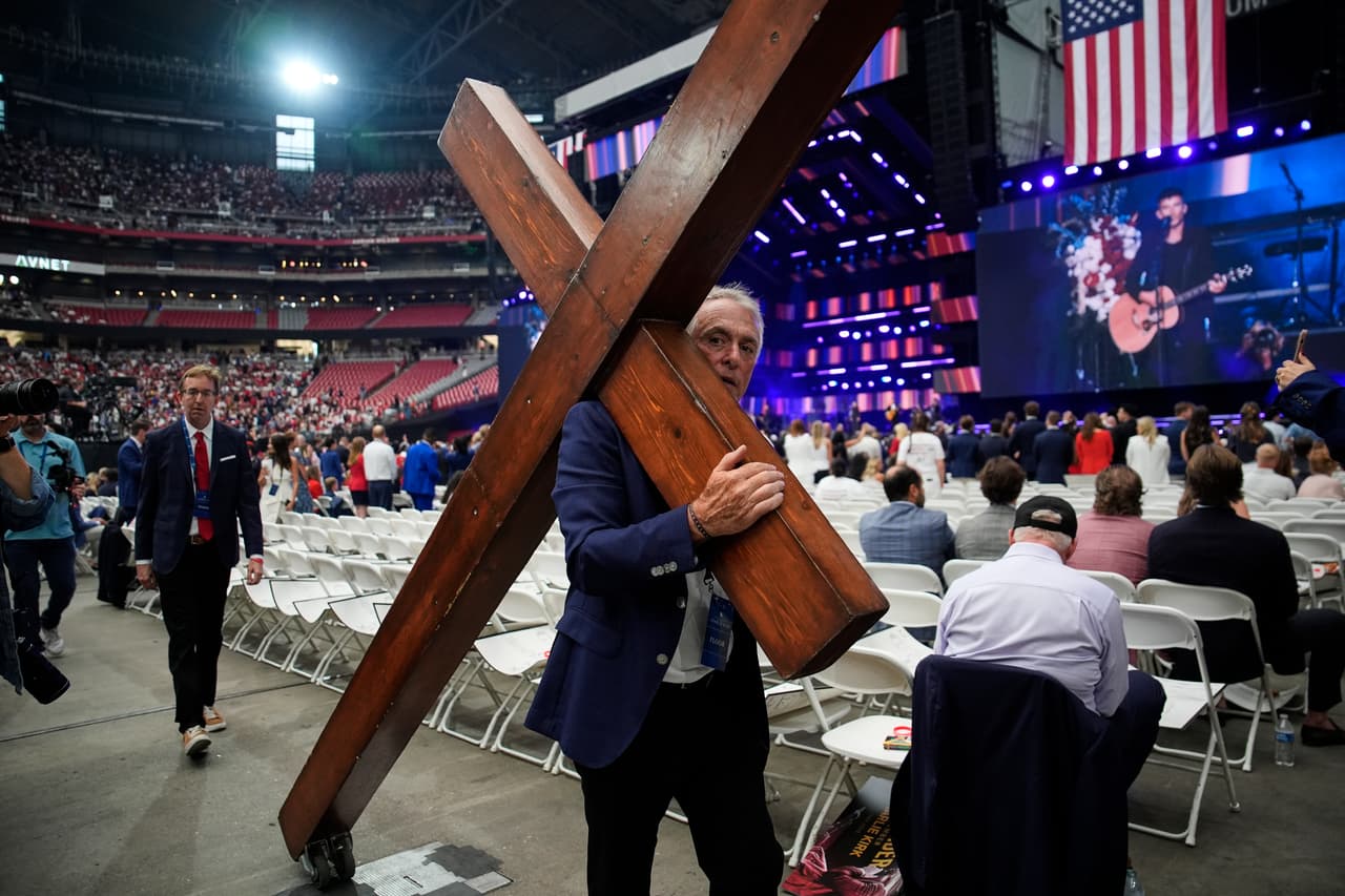 Uno de ellos se hizo notar por llevar 
<b>una cruz en su espalda</b>.