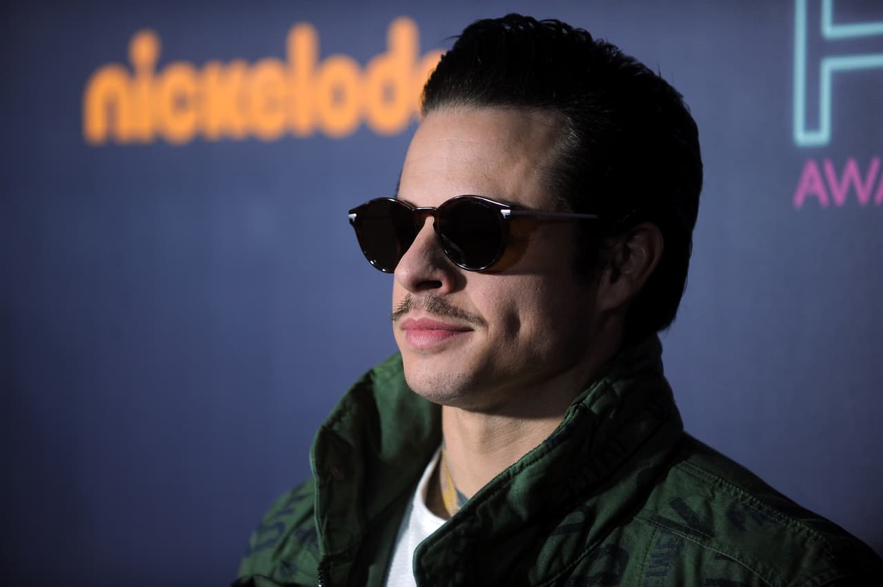 Con gafas oscuras, posó para las cámaras en la alfombra.