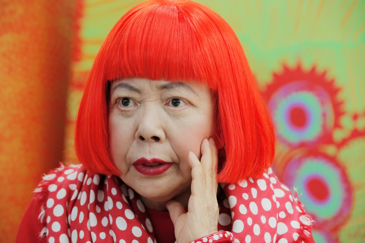 Yayoi Kusama, quien llenó el mundo del arte de lunares, muere a los 97 años
