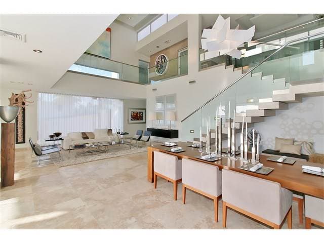 La residencia ubicada frente al mar tiene siete habitaciones, ocho baños completos y dos parciales, cuenta con unos 9,000 pies cuadrados de construcción, .352 acres y estaba a la venta por $4.2 millones. Además, tiene una casa de huéspedes, una sala de juegos, un teatro, dos cocinas, una serie de terrazas.