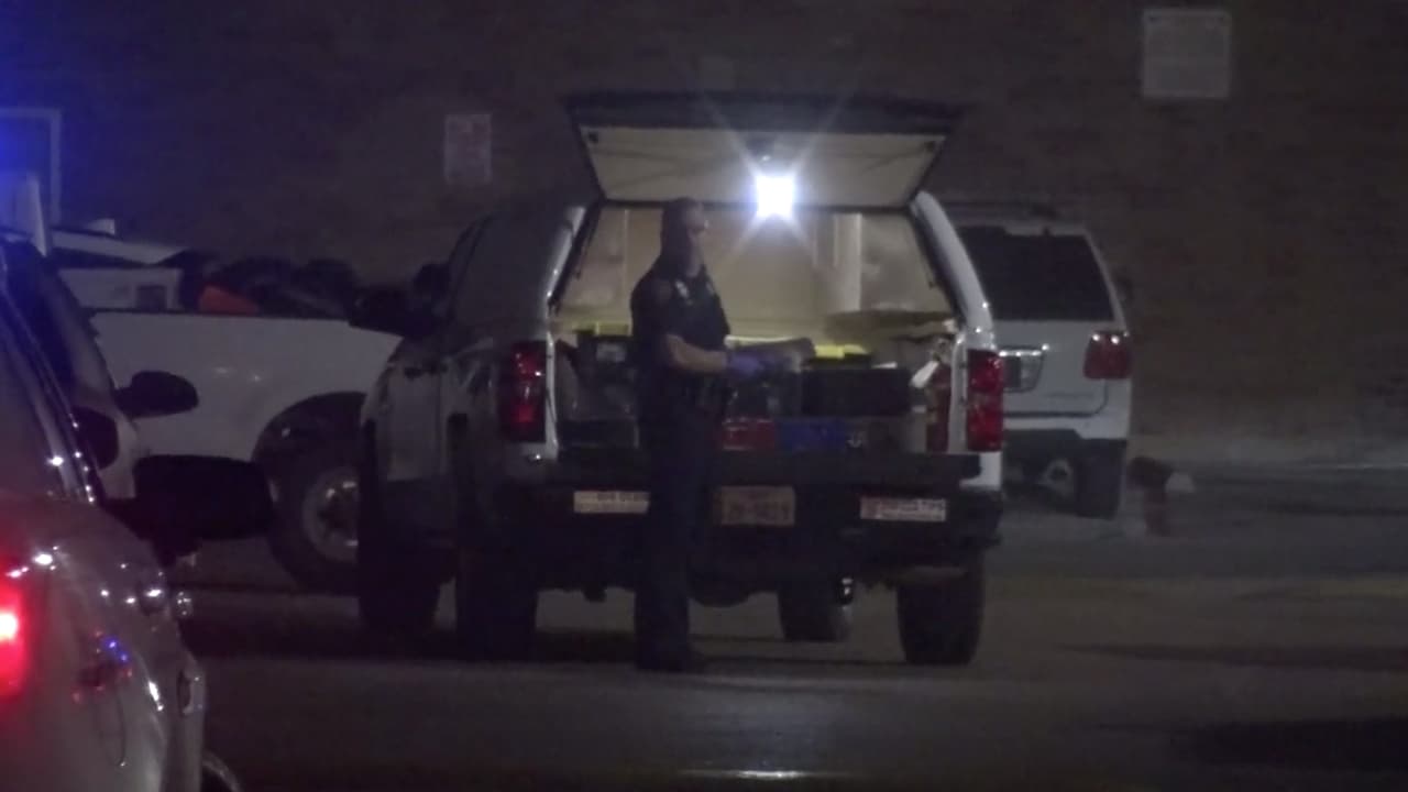 El menor jugaba con el arma de su padre cuando accidentalmente disparó a su hermana menor, de 5 años en la pierna.
<br>