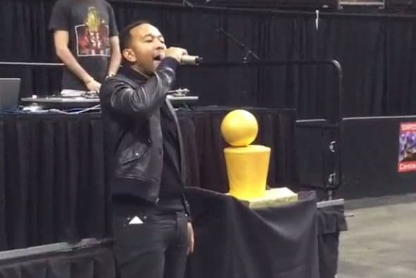 Y para darle más formalidad al evento John Legend cantó el himno nacional.