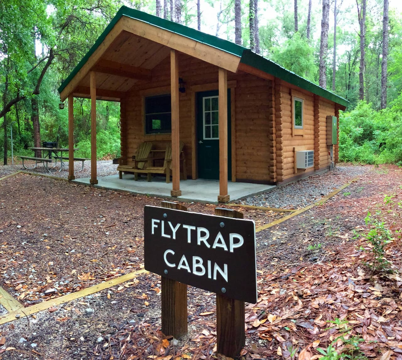 Las comodidades exteriores de la cabaña incluyen una mesa de picnic, una parrilla de carbón y un pozo para fogatas. En las cercanías se encuentran agua potable y baños con duchas de agua caliente.