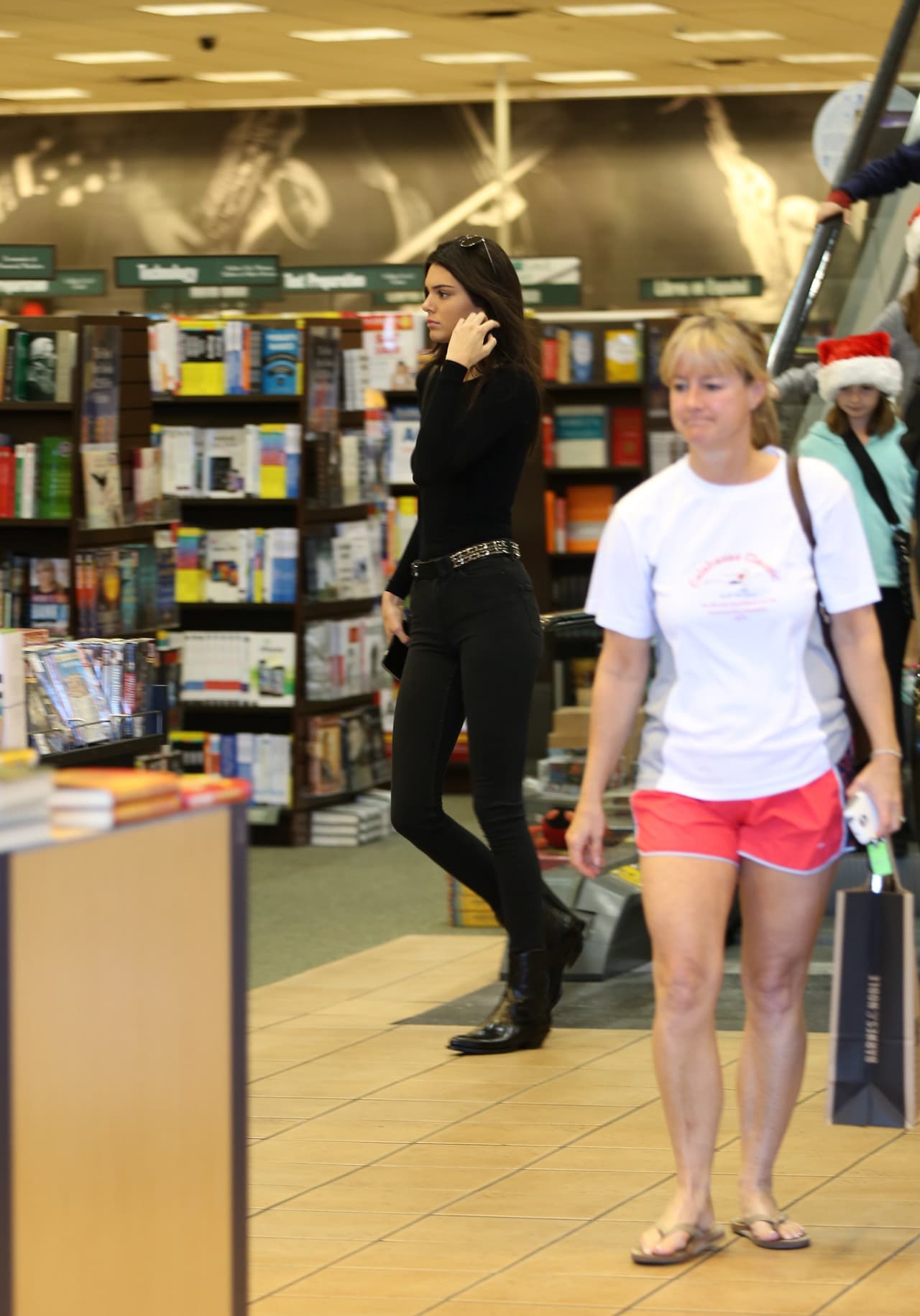 Recorrió por algunos minutos la tienda.